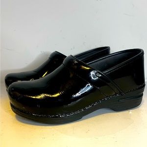 Dansko Clogs Black Patent Size 38 (7.5)
